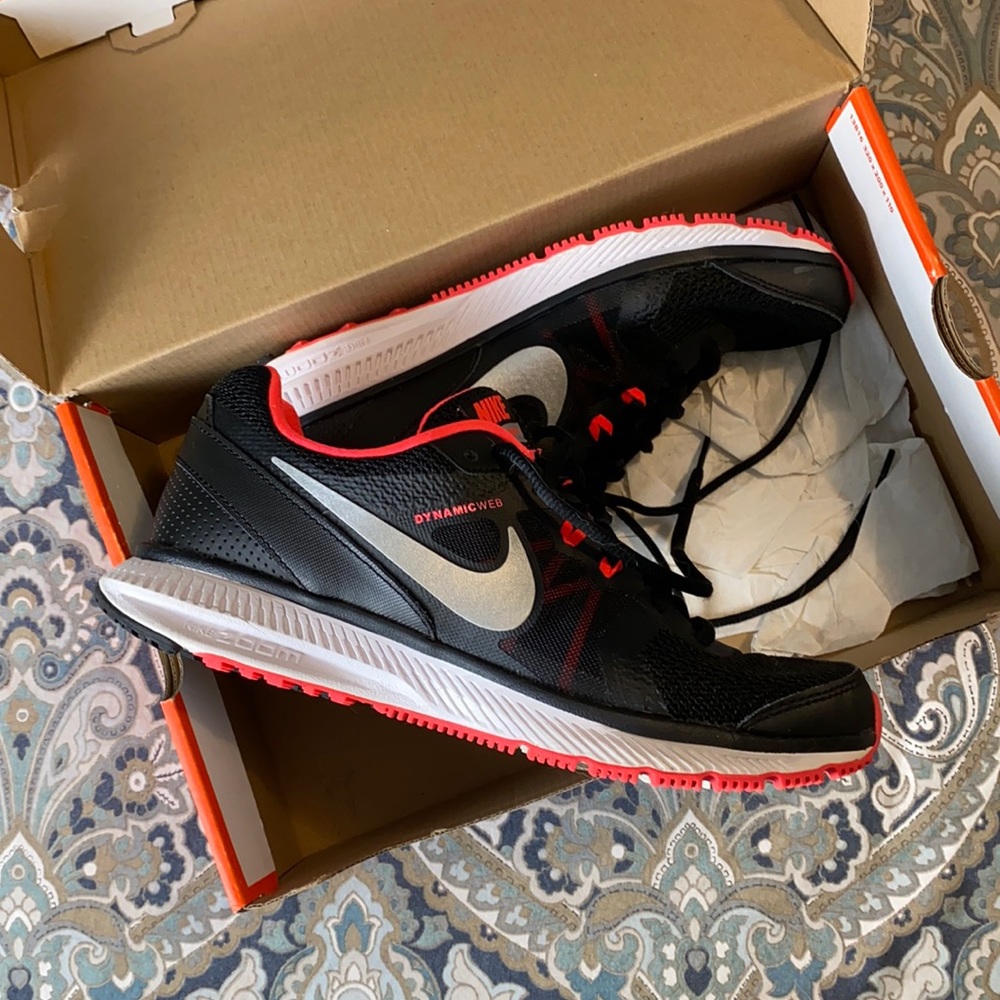 Black & Hot Pink Nike Zoom